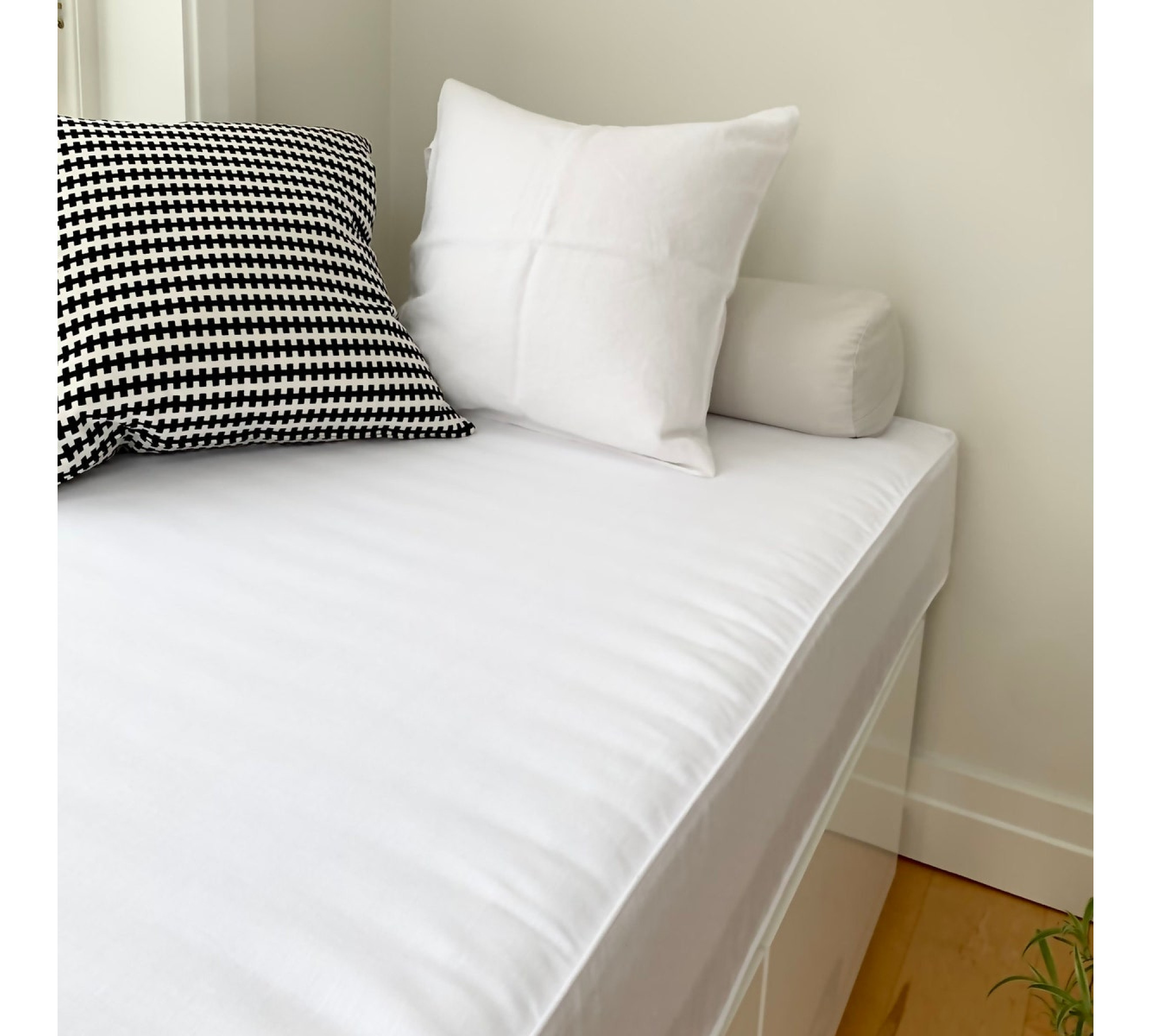Breathable 100% Linen Daybed Cover With The Piping On Edges